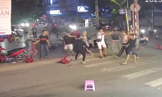 [CLIP] Nhóm người ập vào quán hủ tiếu đánh nhau tơi bời rồi nói ‘nhầm mục tiêu’