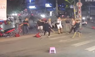[CLIP] Nhóm người ập vào quán hủ tiếu đánh nhau tơi bời rồi nói ‘nhầm mục tiêu’