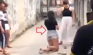 Bé gái bị vây đánh 'hội đồng' tàn nhẫn trong hẻm ở TPHCM