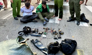 Cảnh sát phát hiện bí mật trong bao tải chở trên xe máy giữa phố