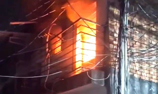 [CLIP] Căn nhà bốc cháy dữ dội trong đêm ở TPHCM