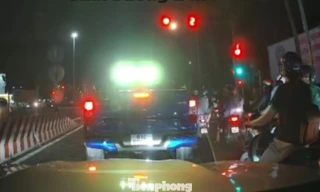 Clip: Xe bán tải nháy đèn pha liên tục gây bức xúc 