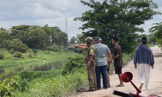 Phát hiện thi thể nam giới chỉ nhô ra đôi chân trên rạch ở TPHCM