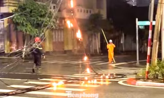 Clip: Cháy cột điện, dây đứt giữa đường nổ như pháo, một người may mắn thoát chết