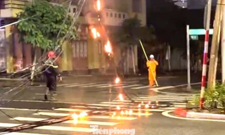 Clip: Cháy cột điện, dây đứt giữa đường nổ như pháo, một người may mắn thoát chết