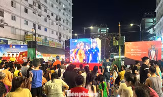 Thanh niên công nhân ở TPHCM được tặng quà, xem chung kết bóng đá SEA Games 33