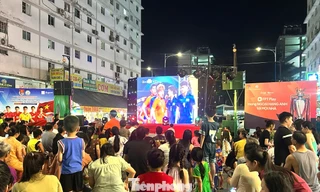 Thanh niên công nhân ở TPHCM được tặng quà, xem chung kết bóng đá SEA Games 33