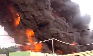 Khói lửa cuồn cuộn kèm tiếng nổ lớn tại xưởng sản xuất sơn