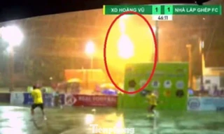 [Video] Cầu thủ chạy tán loạn khi ‘thiên lôi’ giáng búa xuống sân bóng ở TPHCM