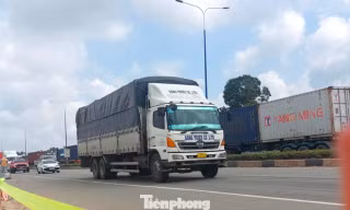 Nhiều tuyến đường ở TPHCM thí điểm phân lại làn xe, tài xế cần lưu ý