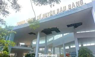 Bệnh viện bất an ở TPHCM: 'La phông' vỡ đổ, bệnh nhân phải đi vòng để khám