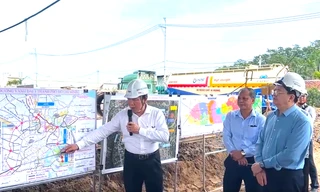 Phó Thủ tướng kiểm tra cầu và nút giao phức tạp nhất đường Vành đai 3 TPHCM