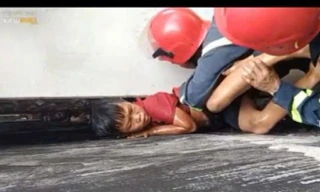 Bé trai ở TPHCM mắc kẹt giữa hai bức tường khi leo mái nhà