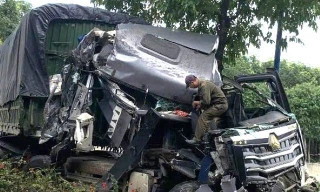 Ô tô tải biến dạng sau va chạm với xe đầu kéo ở TPHCM