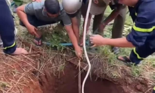 CLIP: Cảnh sát thả dây, giải cứu nạn nhân mắc kẹt dưới hố sâu hơn 10m ở Đồng Nai