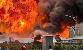 Cháy dữ dội xưởng sơn ở TPHCM, 3 người nghi bị mắc kẹt bên trong