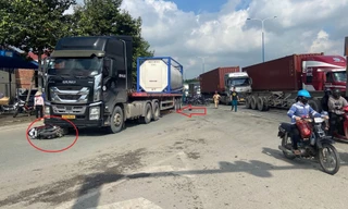 Gia đình 3 người tử vong dưới bánh xe đầu kéo container