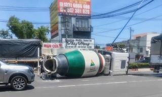 Xe bồn 'phơi bụng' sau khi lao lên dải phân cách, đâm gãy cột đèn 