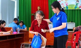 Tuổi trẻ TPHCM tích cực hỗ trợ trao ‘lì xì’ Tết Độc lập tận tay người đến muộn