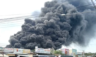 Khói lửa bao trùm xưởng sản xuất ở TPHCM, đứng xa nhiều km vẫn thấy