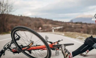 Nữ sinh ở TPHCM ngã gục, tử vong bất thường trên đường