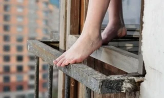 Nam sinh lớp 8 nguy kịch khi rơi từ lầu 2 xuống sân trường