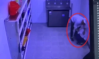 Nữ công nhân bị đồng nghiệp sàm sỡ trong nhà vệ sinh gây xôn xao