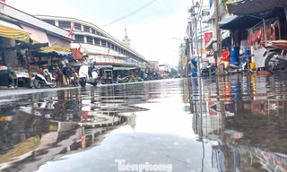 Triều cường báo động 3 gây ngập chợ cổ 200 năm tại TPHCM
