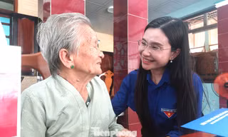 Bí thư T.Ư Đoàn thăm, tặng quà các Mẹ Việt Nam Anh hùng tại TPHCM