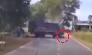 Tài xế điều khiển xe tải cán qua người đi bộ khi nạn nhân bị tông nằm bất động 