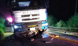 Hai vợ chồng tử vong dưới bánh xe tải trên đường tối ở TPHCM