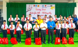 Thanh niên TPHCM mang quà Tết tặng thiếu nhi đồng bào vùng Cù lao, miền núi