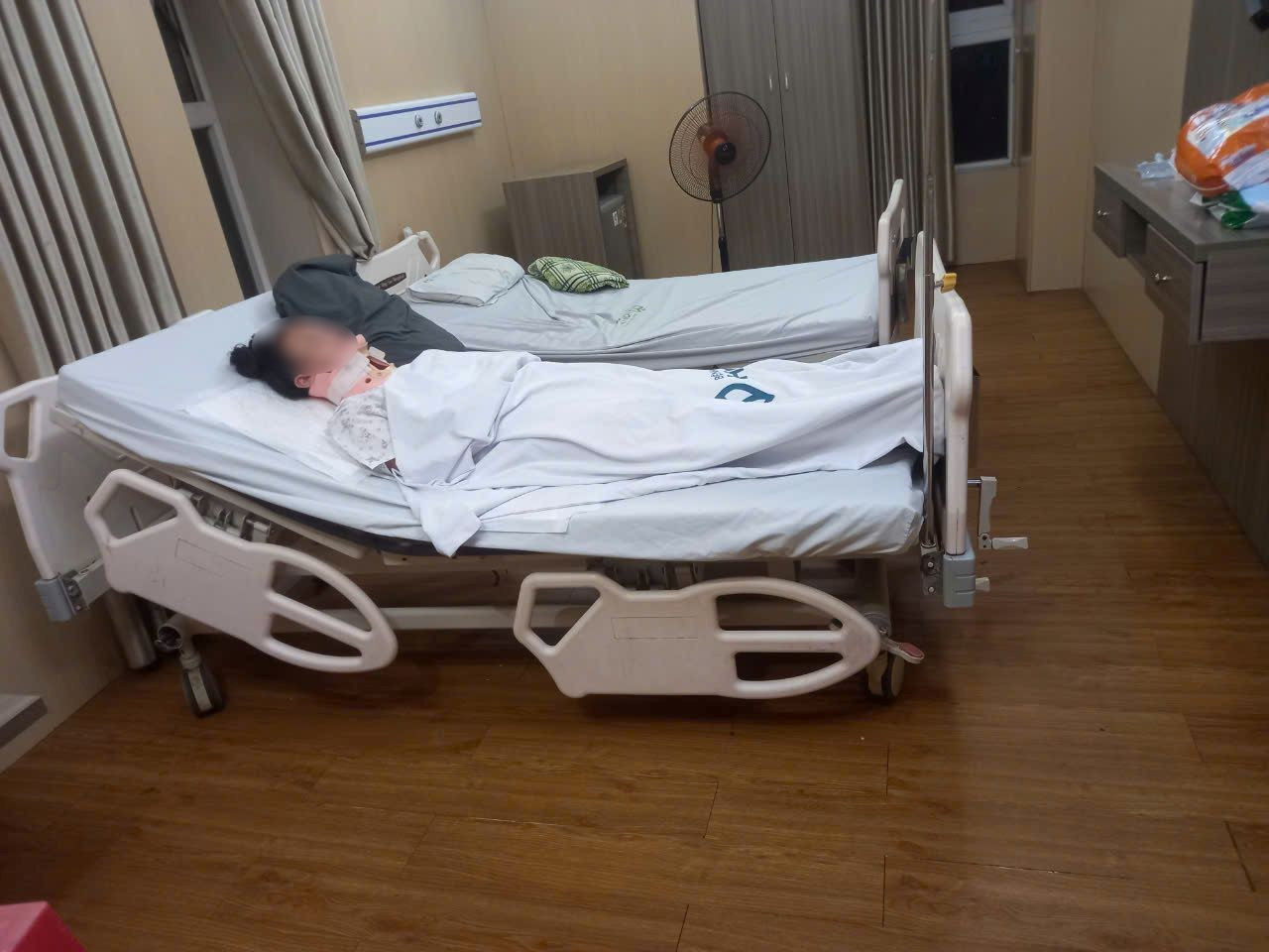 Nữ sinh bị đánh gãy đốt sống cổ - thời điểm điều trị tại bệnh viện nu-sinh-bi-danh-hoi.jpg