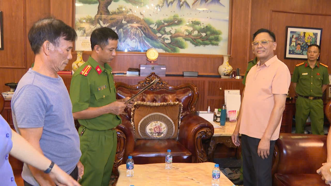 Cơ quan chức năng thực hiện lệnh khám xét, bắt giữ người trong trường hợp khẩn cấp đối với "bầu" Đoan 724428877989410136.jpg