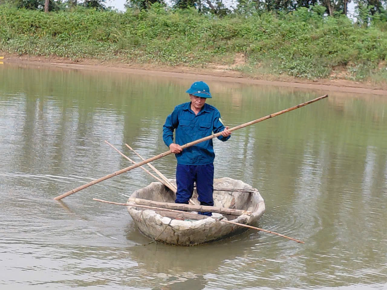 Anh Trần Công Phong tại mô hình phát triển kinh tế nuôi trồng thuỷ sản của gia đình a03ed42b42adcbf392bc.jpg