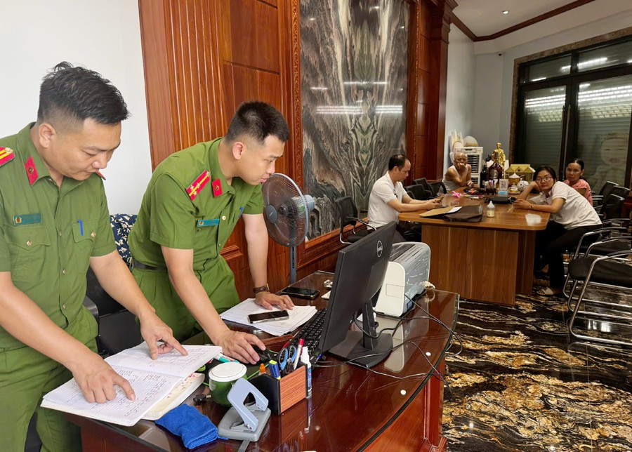 Cơ quan CSĐT Công an tỉnh Thanh Hóa (Phòng Cảnh sát hình sự) thi hành Lệnh khám xét khẩn cấp nơi ở của Bùi Quốc Ý 9da4b13e-be19-448b-965a-9faf0e1daa15.jpg