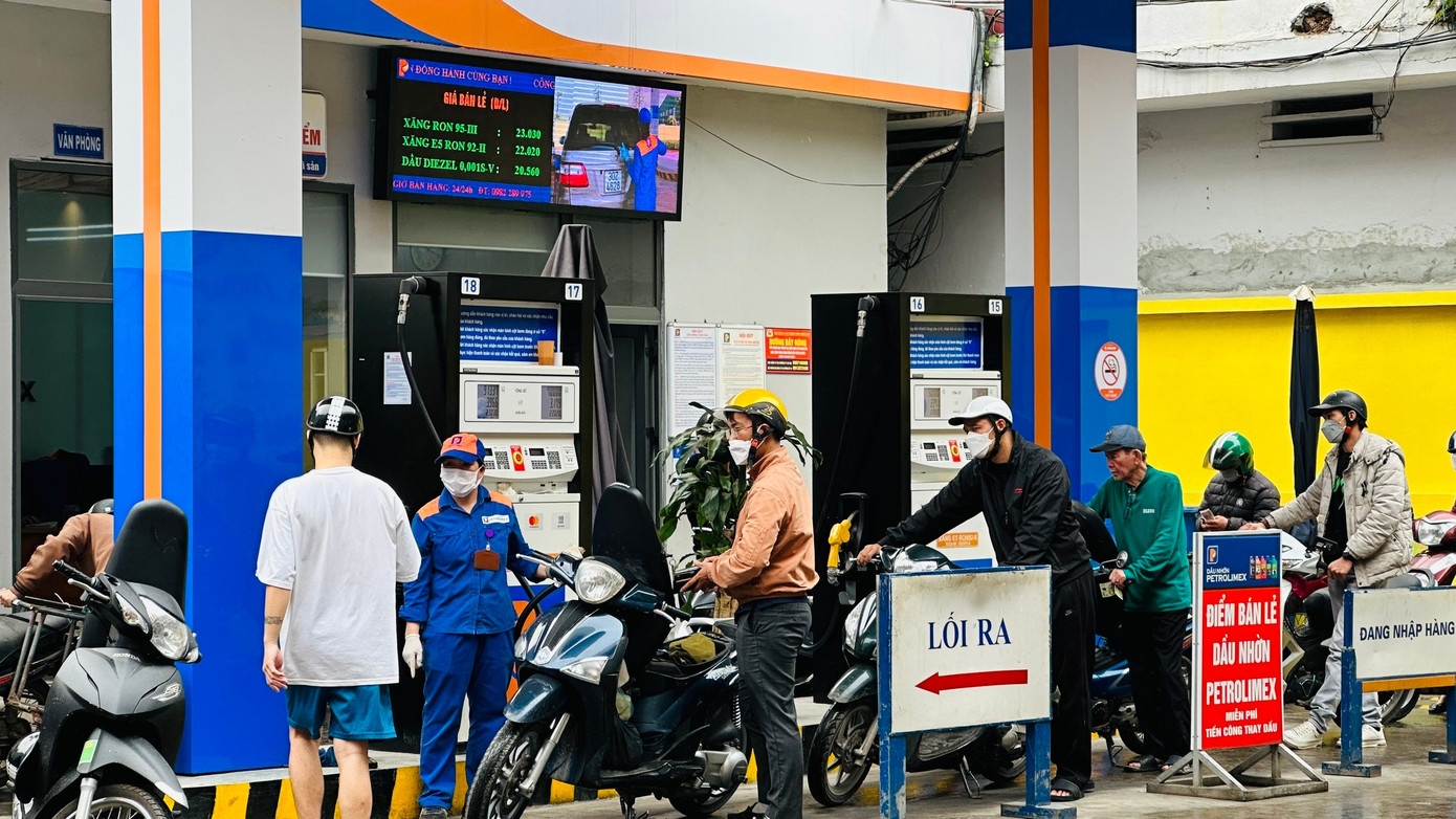 Nhiều cây xăng trong khu vực Vành đai 1 lo đóng cửa khi triển khai việc cấm xe máy xăng. z4231060874038-f0150891d4878085bb88eb964f8fc3ab.jpg