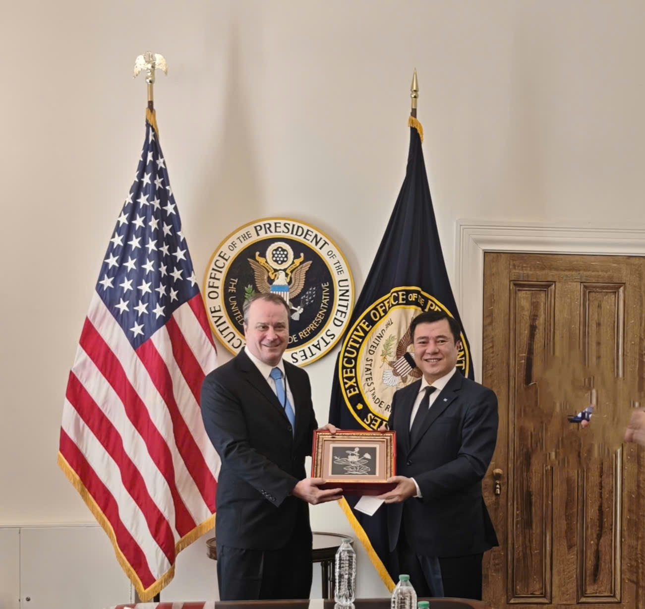 Thứ trưởng Nguyễn Sinh Nhật Tân - Phó Trưởng Đoàn đàm phán Chính phủ và Phó Đại diện Thương mại Mỹ Rick Switzer z7227123092582-e0d8101e6d45773b9b0e583b31c5a6ae.jpg