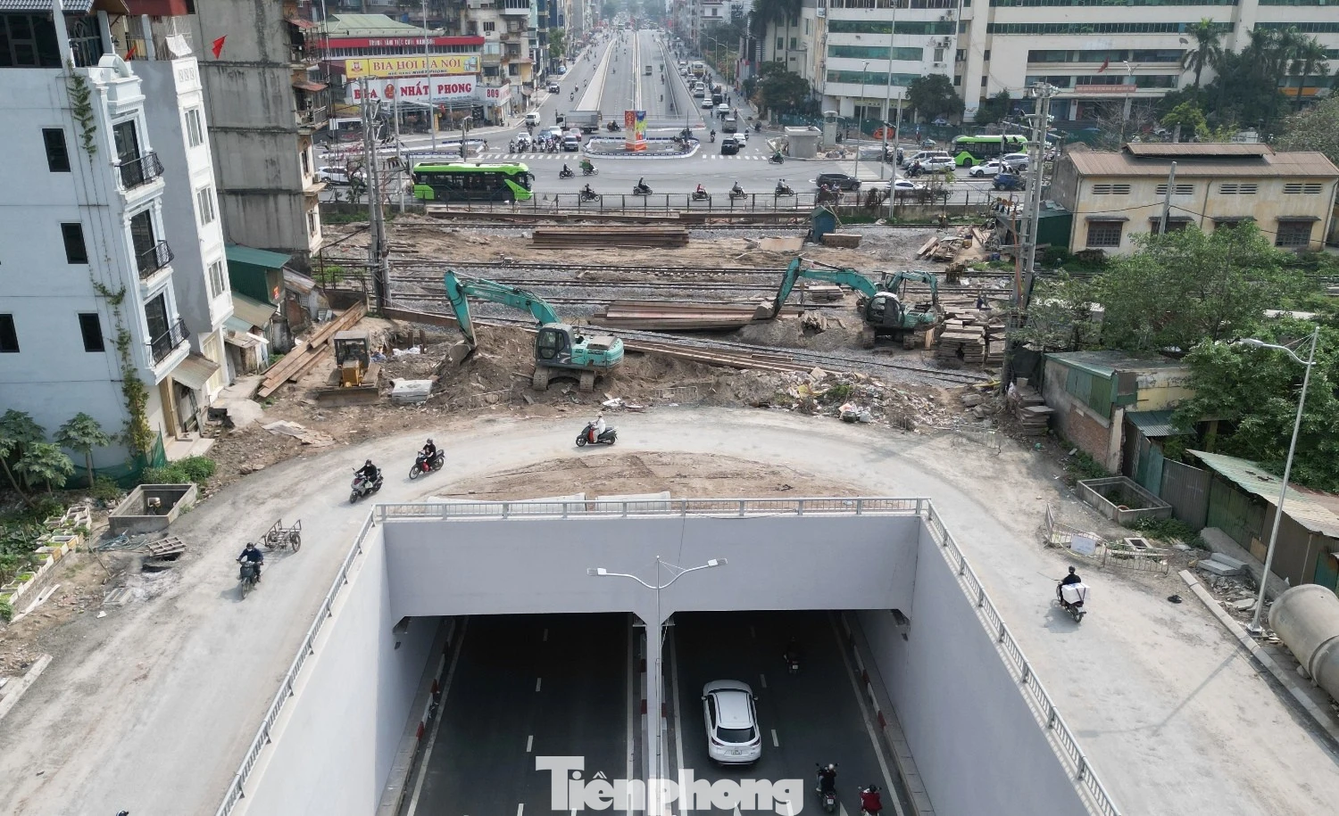 Hầm chui Giải Phóng - Kim Đồng thông xe nhưng hạ tầng còn dang dở, gây ùn tắc