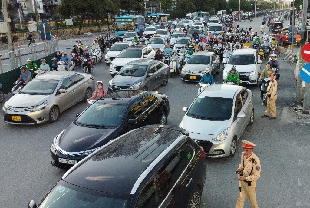 Hà Nội thí điểm cấm taxi, xe hợp đồng nhỏ trên phố Khâm Thiên giờ cao điểm