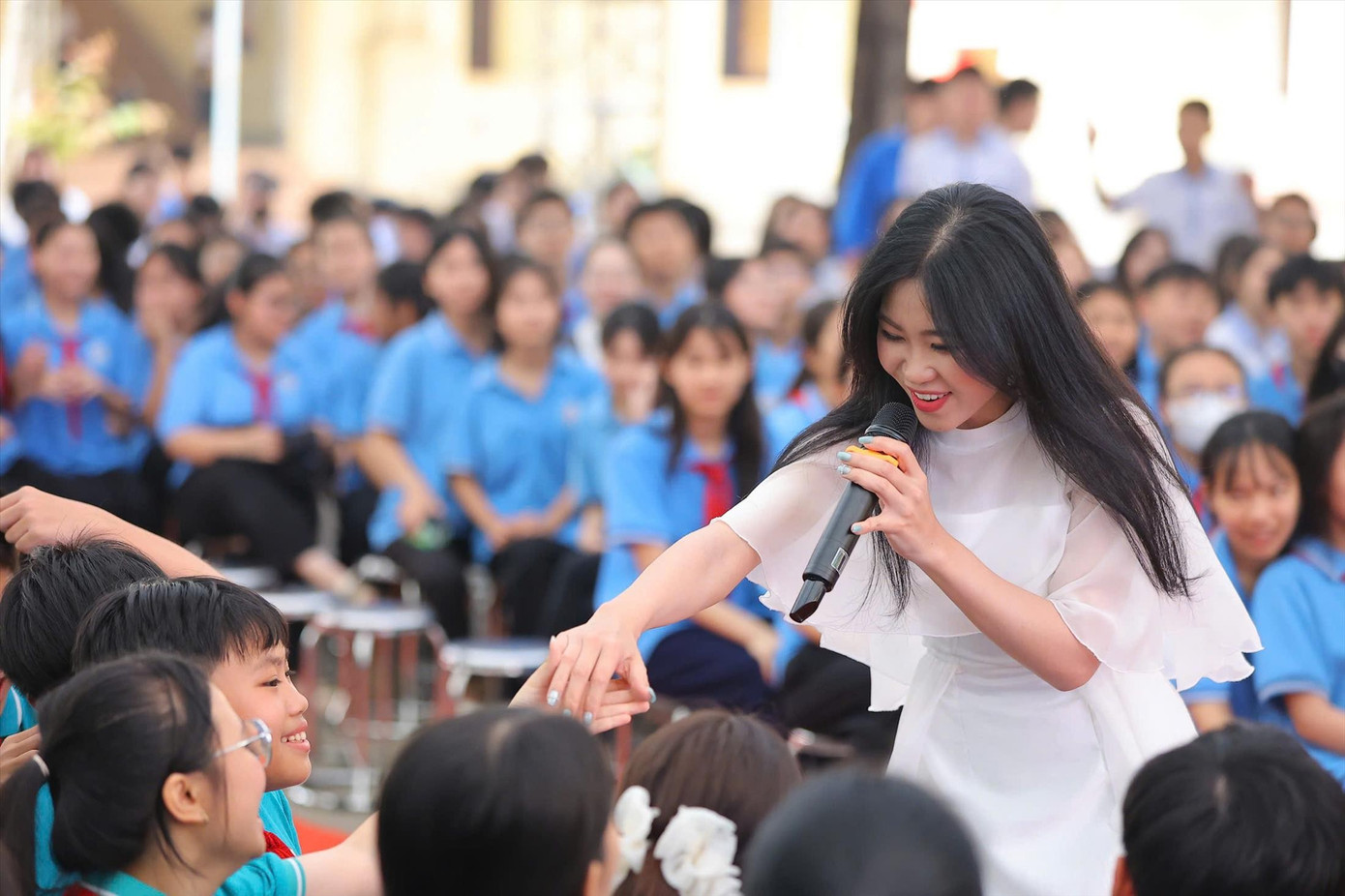 តារាចម្រៀង Ha Myo បានចូលរួមបទពិសោធន៍ជាមួយសិស្សក្នុងវេទិកា z7017525929681-dc2d663c300dc81bafdbb7f5ee94d46d.jpg