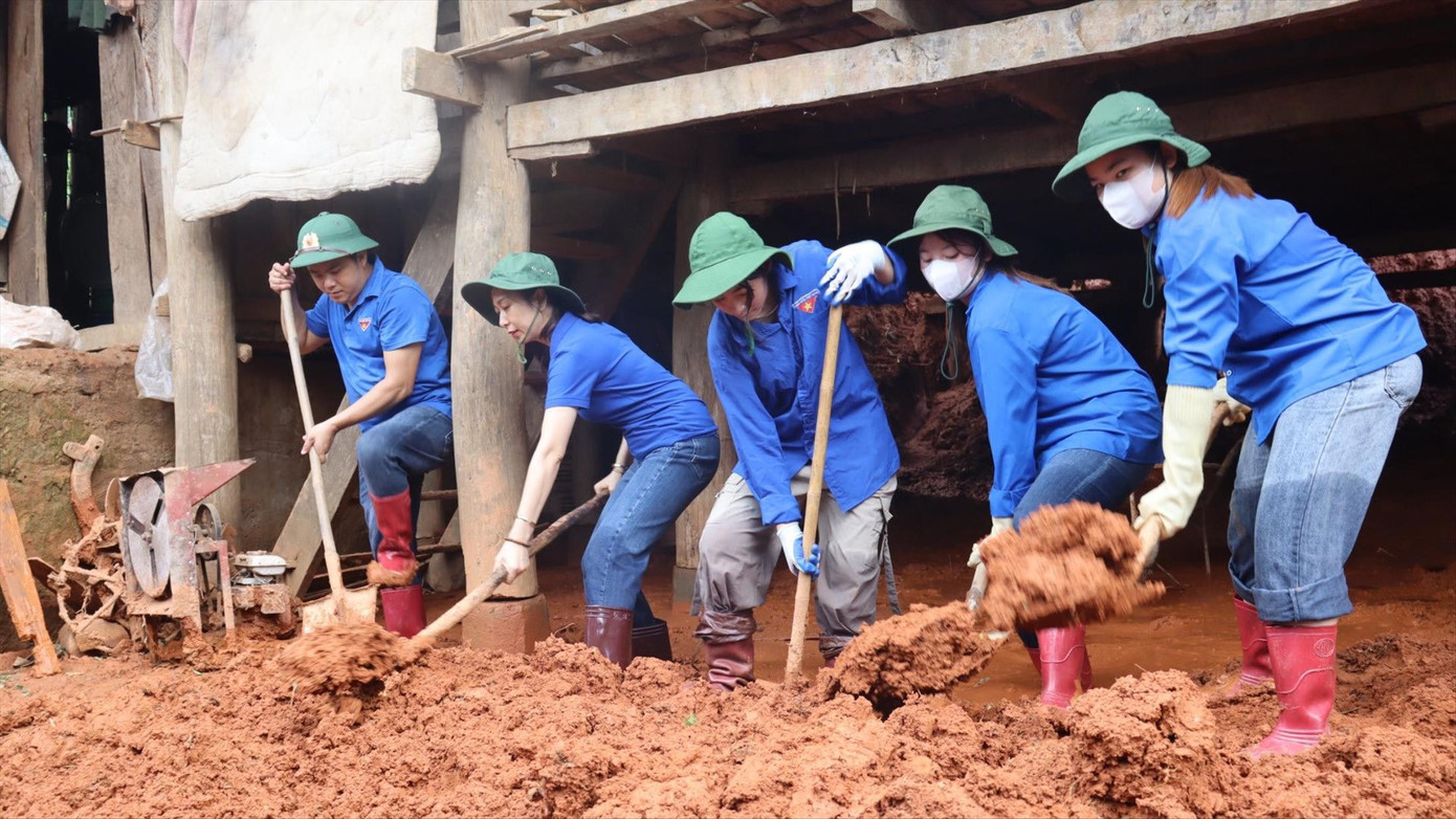 Ðoàn viên, thanh niên tỉnh Sơn La giúp người dân dọn dẹp nhà sau lũ. Ảnh: Viết Hà a3.jpg