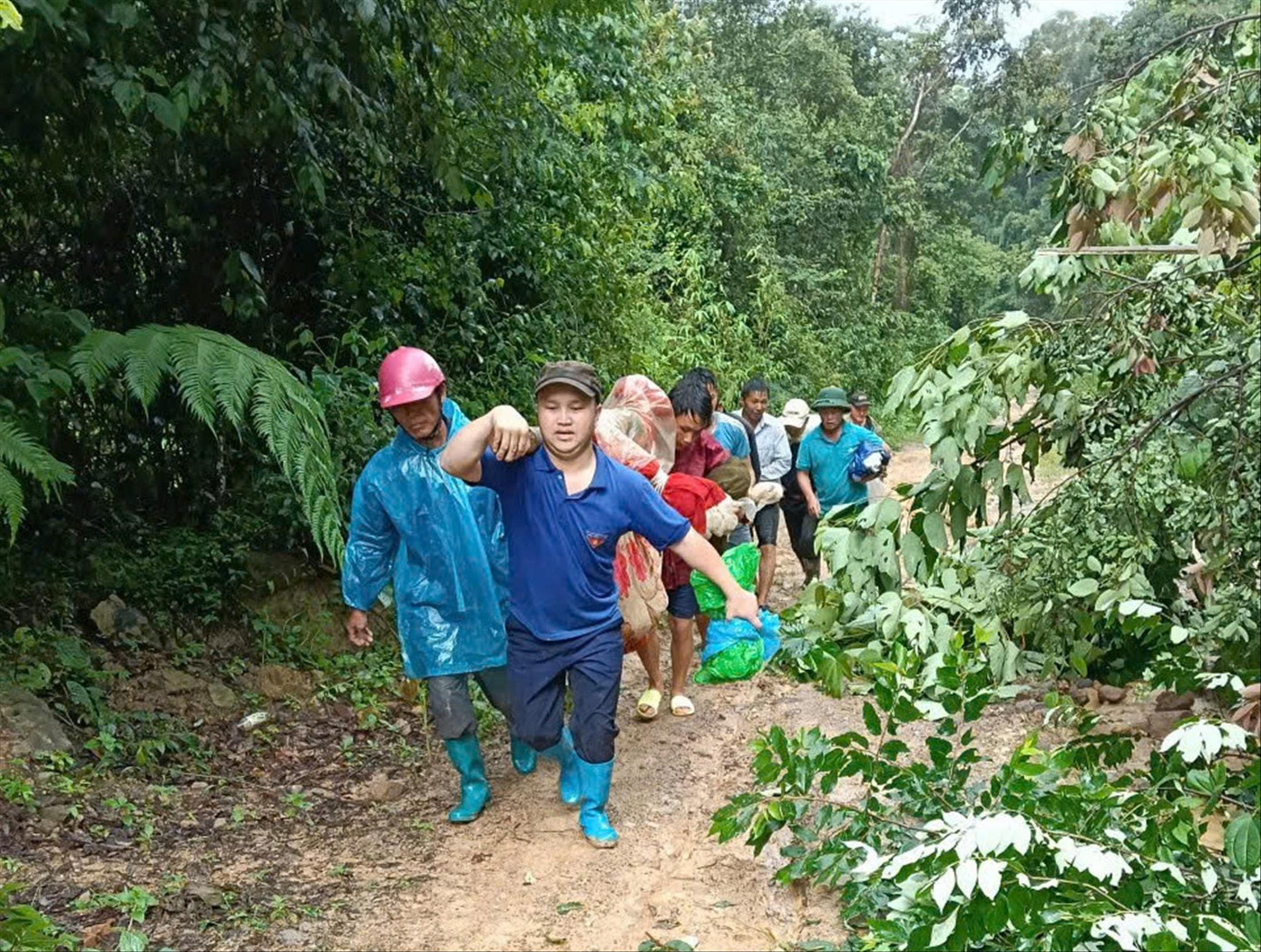 Bí thư Đoàn xã Vàng A Gấu (đi đầu) khiêng người bị thương đi cấp cứu. Ảnh: Thành Đạt a5.jpg