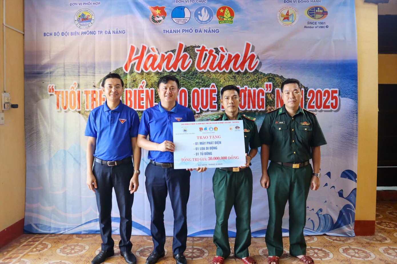Chương trình tình nguyện trực tuyến gây quỹ cho hành trình “Tuổi trẻ vì biển đảo quê hương” của Thành Ðoàn Ðà Nẵng. Ảnh: Giang Thanh a2-trao-qua-bien-phong-1.jpg
