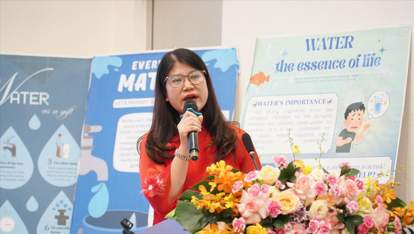 Pani Le Thi Truong, nauczycielka w szkole podstawowej Van Thang, opowiada o modelu nauczania języka angielskiego jako drugiego języka w wiejskiej edukacji podstawowej. Zdjęcie: NGHIEM HUE 1.jpg