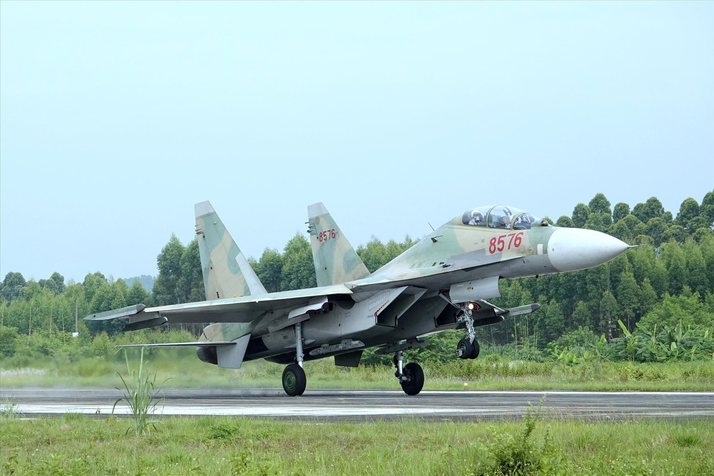 Chiếc Su-30MK2 số hiệu 8576 của Trung đoàn 935 (Sư đoàn Không quân 370) dẫn đầu biên đội hạ cánh xuống sân bay Kép sau chặng bay từ sân bay Biên Hòa. Ảnh: Nguyễn Minh a-1-7.jpg