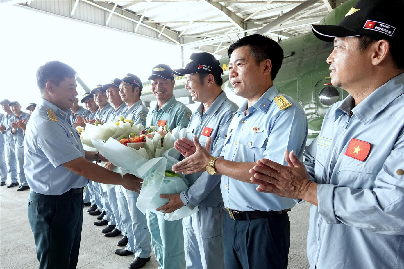 Chỉ huy Sư đoàn Không quân 371 và Trung đoàn 916 đón chào các đồng đội từ Trung đoàn 917 (Sư đoàn Không quân 370) tới hội quân tại sân bay Hòa Lạc. Ảnh: Nguyễn Minh a-4-1.jpg