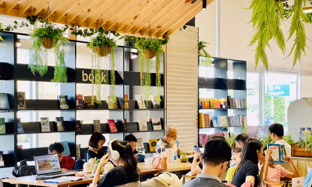 Nắng nóng kỷ lục, giới trẻ tìm đủ mọi cách để chống chọi
