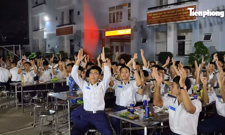 Sĩ quan Hải quân tương lai với sắc xuân nơi phố biển Nha Trang