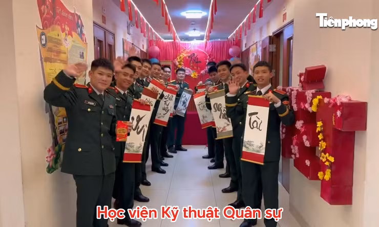 Những khoảnh khắc chào đón năm mới đậm chất lính tại các đơn vị Quân đội